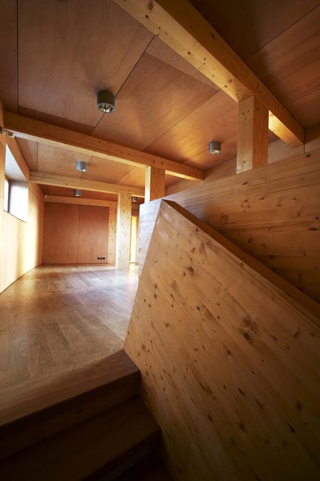 slunakov-by-projektil-architekti-staircase-to-2-floor.jpg