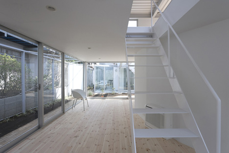 Apartment in Kamitakada by Takeshi Yamagata Architects