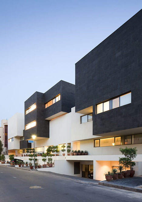 Black and White House by AGi architects