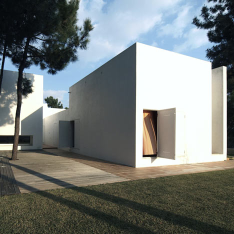 dzn_House-in-Troia-by-Jorge-Mealha-Arquitecto-2.jpg