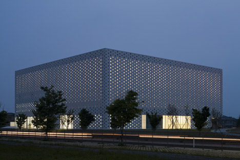 Kanazawa Umimirai Library by Coelacanth K&H Architects