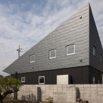 Large Roof House by Architect Cafe