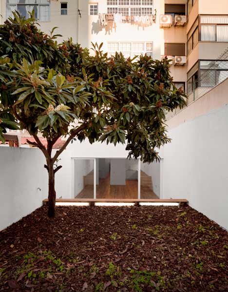 Arroios Apartment by Tiago Filipe Santos
