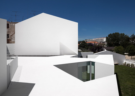 House in Alcobaca by Aires Mateus
