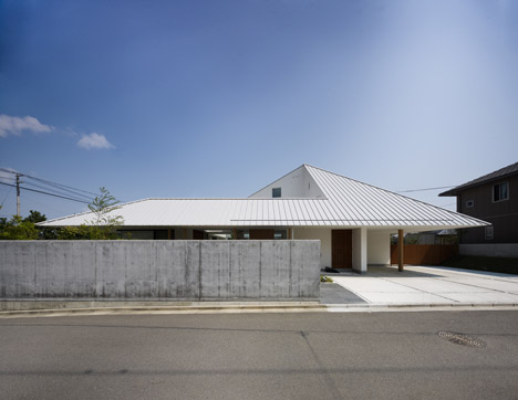 House in Sanbonmatsu by Hironaka Ogawa