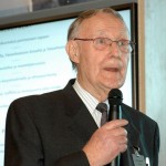 Ikea founder Ingvar Kamprad steps down