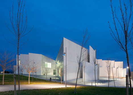 Health Faculty in Zaragoza by Taller Basico de Arquitectura