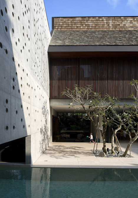 Courtyard House by Formwerkz Architects