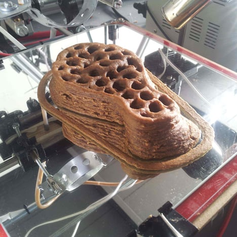 3D-printing straw substrate for Mycelium Chair by Eric Klarenbeek