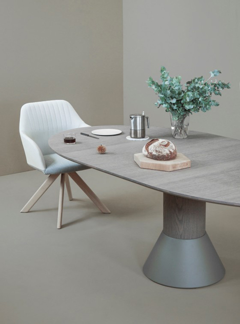 The Balance can be supplied both as a fixed and an extendable table.