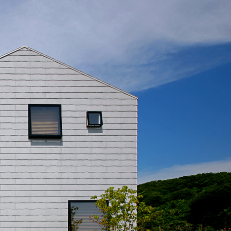 House in Oiso by atelier HAKO architects