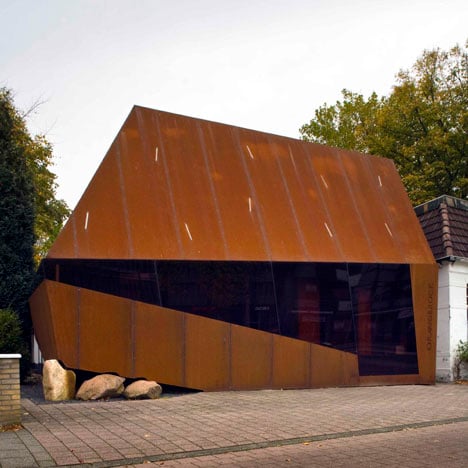 Corten steel office facade by Möhn + Bouman