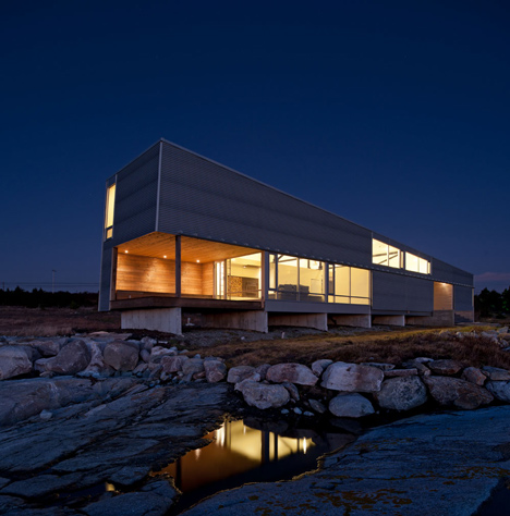 Sunset Rock House by Mackay-Lyons Sweetapple Architects