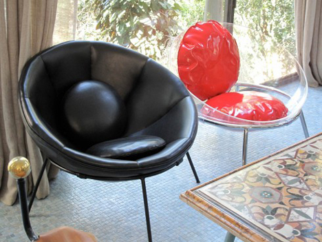 Bowl chair by Lina Bo Bardi reissued by Arper_dezeen_23