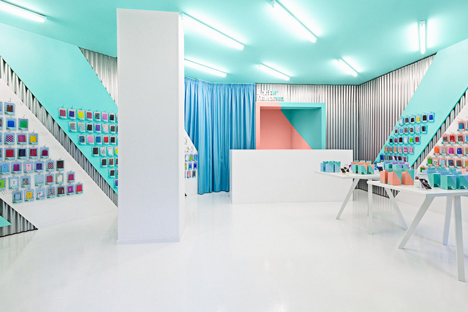 Doctor Manzana colourful gadget shop interior by Masquespacio_dezeen_