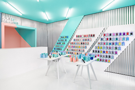 Doctor Manzana colourful gadget shop interior by Masquespacio_dezeen_3