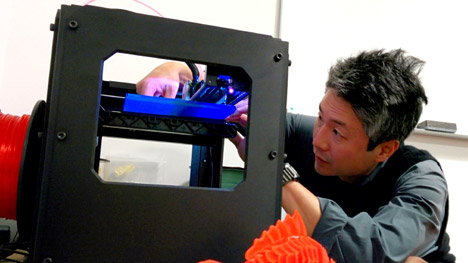 Chang-rae Lee using a MakerBot Replicator 2 to create his 3D-printed book cover 