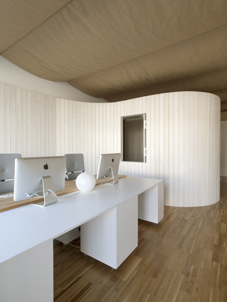 Architecture studio with a bulging wall by domohomo architects