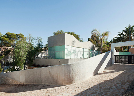 Concrete house by Langarita-Navarro photographed as a crime scene