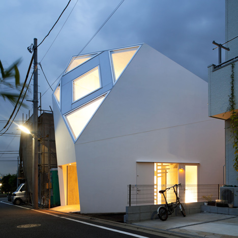 Atelier Tekuto creates an angular house with a pattern of pointy skylights
