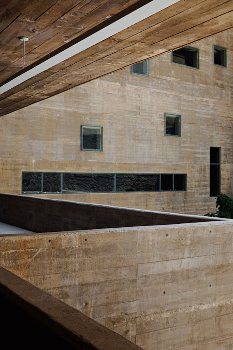 Praca das Artes by Brasil Arquitetura features concrete boxes projecting over a public plaza
