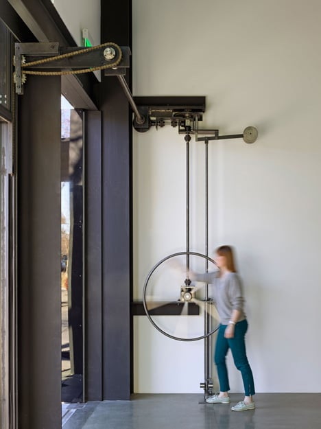 Tom Kundig hoists California gallery facade using gears and pulleys
