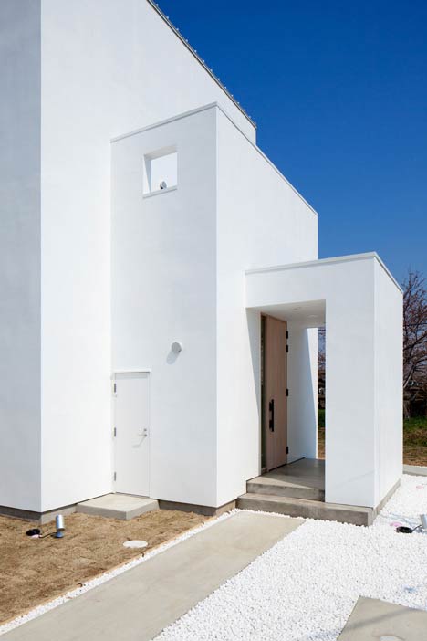 Three white walls front Ripple house by Kichi Architectural Design