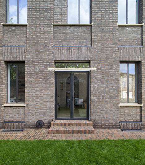 Chris Dyson's curved brick extension completes a Georgian terrace in London