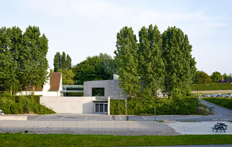 Kortrijk auditorium by Dehullu Architecten