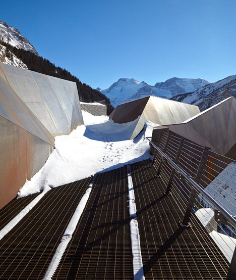 Glacier-Skywalk-by-Sturgess-Architecture-extends-over-Canada's-Jasper-National-Park_dezeen_468_5