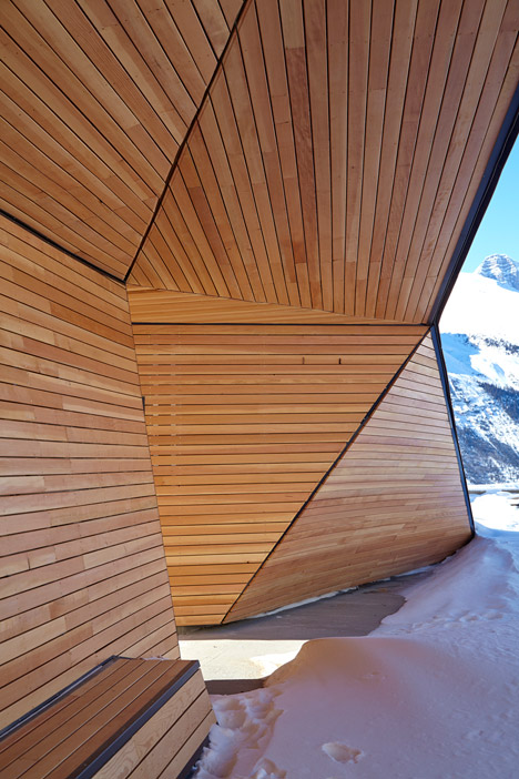 Glacier-Skywalk-by-Sturgess-Architecture-extends-over-Canada's-Jasper-National-Park_dezeen_468_7