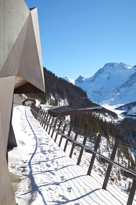 Glacier-Skywalk-by-Sturgess-Architecture-extends-over-Canada's-Jasper-National-Park_dezeen_468_9