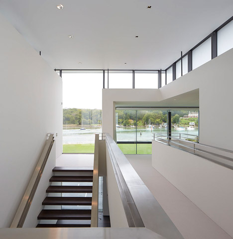 House-for-a-Yachtsman-by-the-Manser-Practice_dezeen_468_1