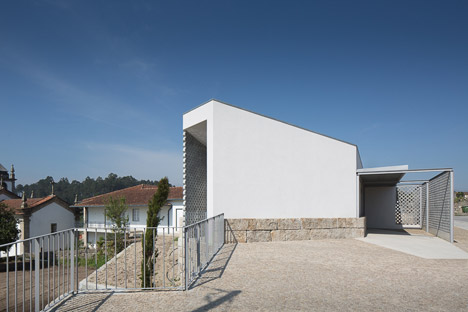 Mortuary-House-in-Vila-Caiz-by-Raul-Sousa-Cardodo-and-Graca-Vaz_dezeen_468_7
