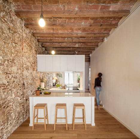 Renovated apartment in Les Corts by Sergi Pons