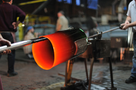 Mouth-blown glass cylinder in production