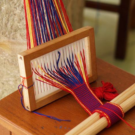 Manual belt-making loom