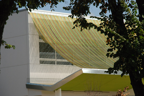 KriskaDECOR canopy over the Can Manent school facade by F&F Arquitecture