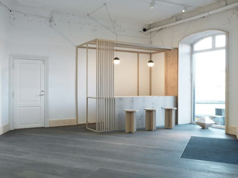 Dinesen showroom by Oeo
