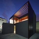 Trellis canopy shades courtyard of Pergola house by Apollo Architects
