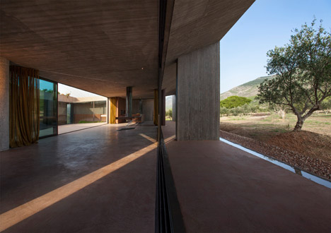 Residence in Megara by Tense Architecture Network