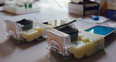 Colombia-Engineering-dongle-for-detecting-HIV-and-syphillis_dezeen_468_0