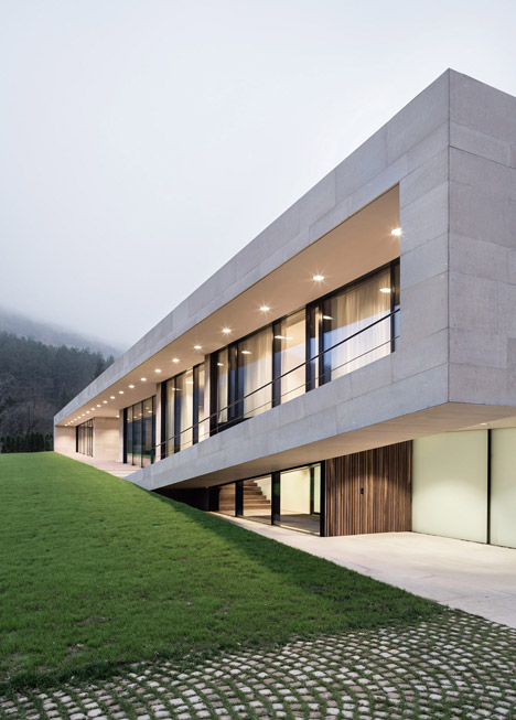 Slight slope long house by I-O Architects