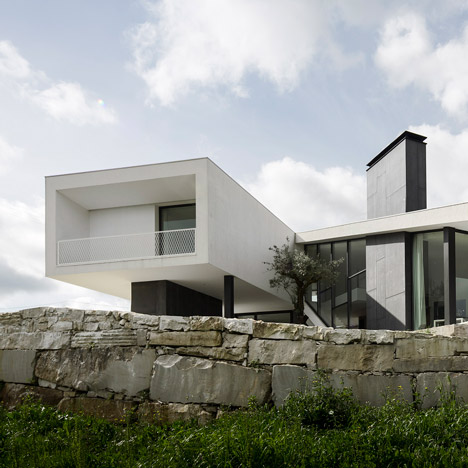 Vidigal-House-by-Contaminar-Arquitectos_dezeen_sq02