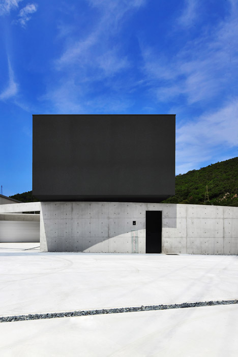 Floating House by Satoru Hirota Architects