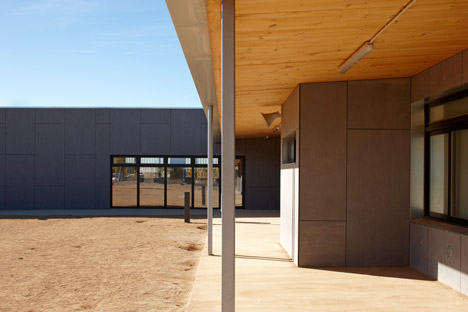 School in Vila-seca by 2260mm Architects