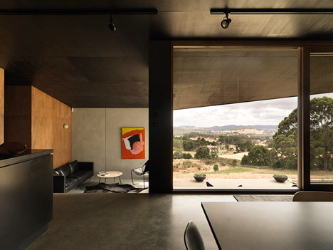 House-at-Hanging-Rock-by-Kerstin-Thompson-Architects_dezeen_468_2
