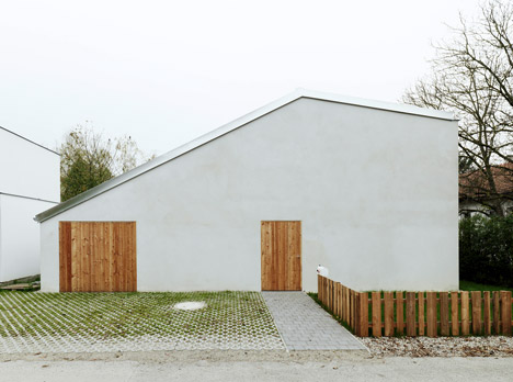 Low Budget brick house by Triendl und Fessler Architekten