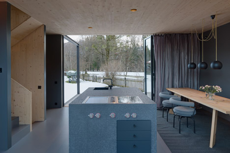 Holzhaus-am-Auerbach-by-Holiday-Architecture-winter_dezeen_468_29