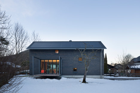 Holzhaus-am-Auerbach-by-Holiday-Architecture-winter_dezeen_468_32